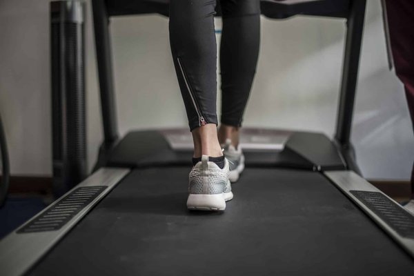 Comment choisir un tapis qui délimite et embellit un salon ouvert sur la cuisine ?
